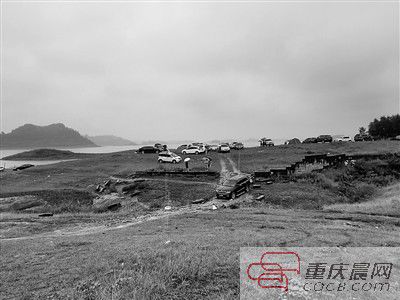 10日，約30輛自駕車被困在長壽湖的這片湖灘上。