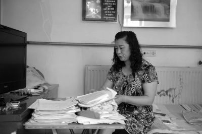 原偉東的姐姐在家整理材料。京華時報記者陶冉攝