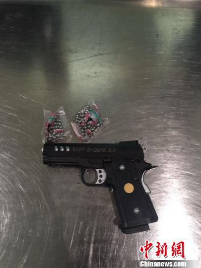 圖為查獲的空氣動(dòng)力槍和鋼珠彈?！＄娦馈z