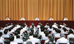 上圖為全省領(lǐng)導(dǎo)干部會(huì)議會(huì)場(chǎng)。 本報(bào)記者李聯(lián)軍攝