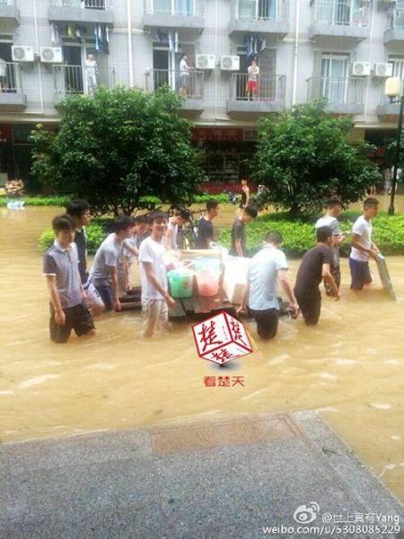 武漢暴雨 高校男生集體為女大學生送飯 武漢暴雨 高校男生集體為女大學生送飯