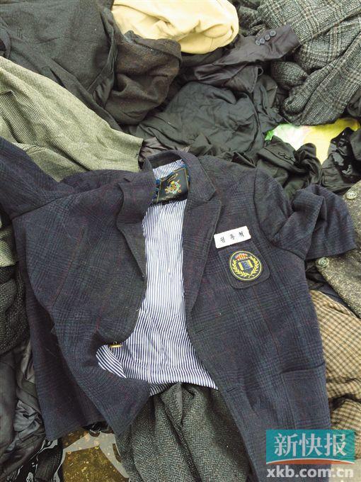 現(xiàn)場查獲的一件韓國校服。 鄭雁虹/攝