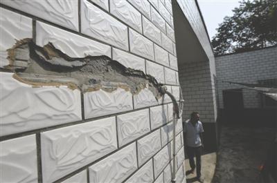 村民家被閃電擊中，墻上的瓷磚被打壞