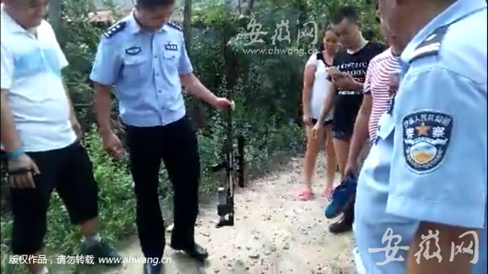 警方在案發(fā)地附近找到的槍支。