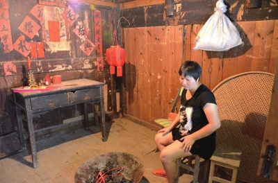 邱巧媚經(jīng)常一個(gè)人坐在屋里發(fā)呆。本版圖片京華時(shí)報(bào)記者 韓林君 攝