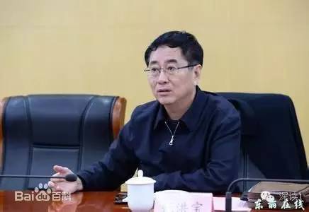 通報指出，張洪寶眼看著幾年前還不知名的個體老板搖身一變成為大企業(yè)家，心里既艷羨又發(fā)酸，滋生了“我為他們贏得了好的發(fā)展機遇，收些款物就權(quán)當(dāng)是對我這些年辛勤工作的一種補償”的念頭。于是他開始熱衷于與身邊的企業(yè)老板拉拉扯扯、勾肩搭背，剛開始只是幾頓飯、幾張卡，日積月累，越陷越深，不給錢不辦事，給了錢才辦事，在東麗人稱