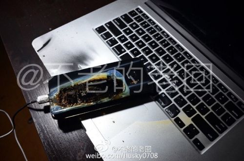 根據(jù)圖片來(lái)看，蘋果MacBook Pro筆記本觸控面板左邊部分被熏黑，而且該網(wǎng)友也提供了充電設(shè)備，就是三星Note 7原裝充電器。