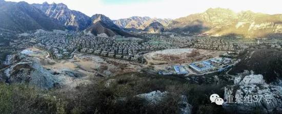 河北淶水“青青小鎮(zhèn)”1-6期全景圖，上百棟別墅組成的別墅群依山而建。部分山體被炸平，準(zhǔn)備建起聯(lián)排雙拼別墅。    新京報(bào)記者 大路 攝