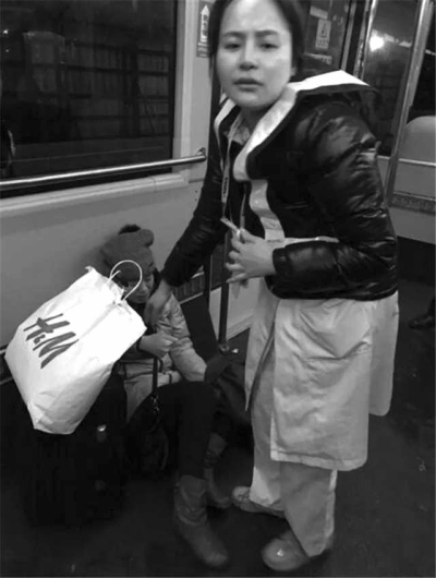 事發(fā)后，一名女乘客（左）受傷。