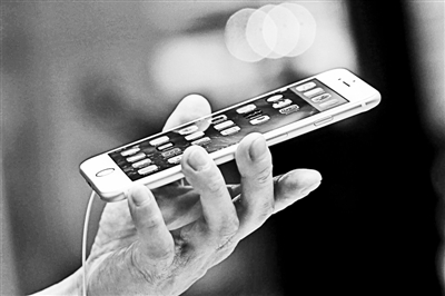 事實(shí)上，很多專業(yè)人士認(rèn)為蘋果回到美國(guó)生產(chǎn)不切實(shí)際的真正原因在于美國(guó)缺乏足夠的產(chǎn)業(yè)工人和配套產(chǎn)業(yè)鏈。一家風(fēng)險(xiǎn)投資公司的合伙人就表示：“目前美國(guó)在消費(fèi)電子產(chǎn)品領(lǐng)域已經(jīng)不具備供應(yīng)鏈。這種供應(yīng)鏈不僅僅指的是原材料和核心部件，而且還包括具有一定能力的熟練技術(shù)工人。”