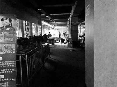 在關(guān)嶺縣，臺球廳成了輟學孩子消磨時光的最好去處 攝影/本報記者 楊寶璐