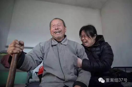聶樹斌父親得知聶樹斌被判無罪消息后失聲痛哭。 新京報記者 彭子洋 攝