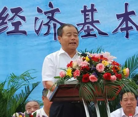 信發(fā)集團發(fā)展成為一家集發(fā)電、供熱、氧化鋁、電解鋁、碳素、燒堿、聚氯乙烯、電石、鋁深加工等產(chǎn)業(yè)于一體的現(xiàn)代化大型企業(yè)集團，位于山東聊城茌平縣。2016年10月，信發(fā)集團董事局主席張學信在接受山東商報采訪時表示，44年企業(yè)沒有一名員工離職。