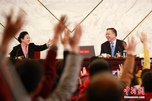 資料圖：2016年3月2日，全國政協(xié)十二屆四次會議新聞發(fā)布會在北京人民大會堂舉行，大會新聞發(fā)言人王國慶(右)回答中外記者提問。中新社記者 盛佳鵬 攝