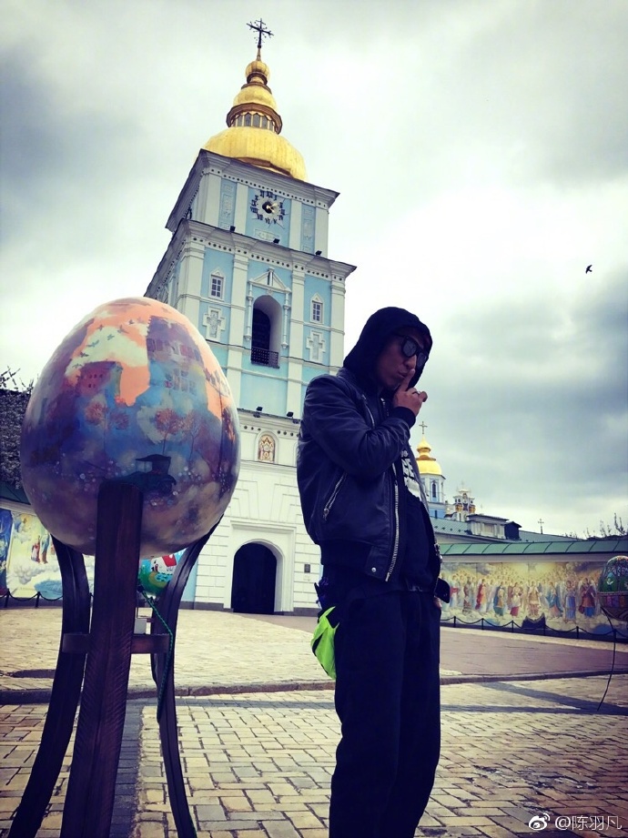 陳羽凡微博曬照，照片中做出閉嘴的手勢(shì)