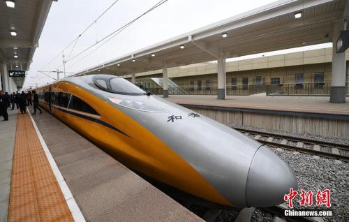 資料圖：2017年3月21日，新型CRH380AJ--0203動車組列車“黃醫(yī)生”從蘭州西車站高速場上線，開始檢測寶蘭客專蘭州西站至東岔站間334公里高鐵行車設(shè)備，寶蘭客專（蘭州局管段）聯(lián)調(diào)聯(lián)試正式啟動。楊艷敏 攝