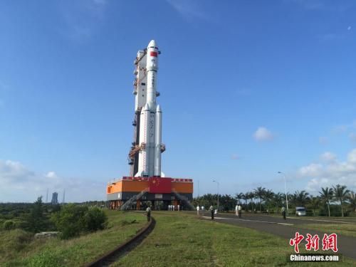 4月17日7時(shí)30分，承載著長(zhǎng)征七號(hào)遙二運(yùn)載火箭與天舟一號(hào)貨運(yùn)飛船組合體的活動(dòng)發(fā)射平臺(tái)，垂直轉(zhuǎn)運(yùn)至發(fā)射區(qū)，標(biāo)志著“天舟一號(hào)”飛行任務(wù)正式進(jìn)入發(fā)射階段。閆寧 攝