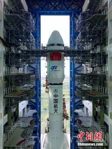 垂直轉(zhuǎn)運(yùn)的順利完成，標(biāo)志著“天舟一號(hào)”飛行任務(wù)正式進(jìn)入發(fā)射階段。張文軍 攝