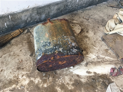 村民參與治理滲坑時使用過的鐵桶，已經(jīng)被嚴重腐蝕。