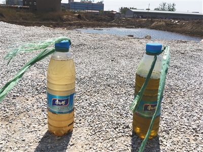 左側(cè)水樣取自化肥廠滲坑經(jīng)過治理的部分，顏色較淺；右側(cè)水樣取自同一滲坑未經(jīng)治理的部分，顏色更深。