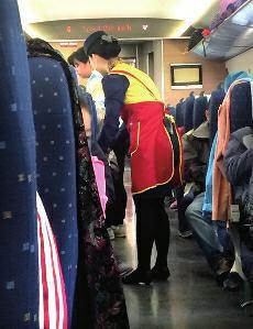 高鐵盒飯價格過高問題，近年來已成為社會熱點(diǎn)話題。高鐵盒飯價格緣何居高不下呢？究竟是盒飯企業(yè)壟斷化經(jīng)營，還是盒飯的成本高？這都需要高鐵相關(guān)部門公開透明，算出明細(xì)賬。