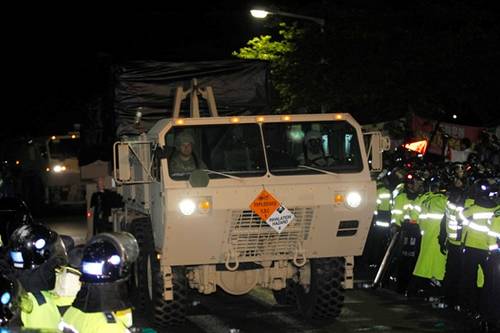 在1000多名警察的護(hù)衛(wèi)下，薩德系統(tǒng)被運(yùn)到星州的高爾夫球場(chǎng)圖據(jù)網(wǎng)絡(luò)