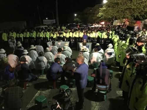 在把薩德搬運(yùn)到星州高爾夫球場(chǎng)過(guò)程中，當(dāng)?shù)鼐用窈途彀l(fā)生對(duì)抗沖突圖據(jù)網(wǎng)絡(luò)