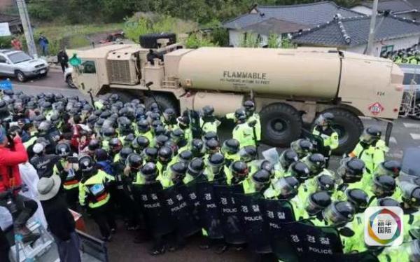 凌晨4時(shí)30分左右，駐韓美軍向“薩德”系統(tǒng)部署地星州高爾夫球場(chǎng)運(yùn)送“薩德”相關(guān)裝備。約有20多輛卡車和軍用拖車進(jìn)入星州高爾夫球場(chǎng)，其中裝有兩臺(tái)導(dǎo)彈發(fā)射架、X波段雷達(dá)及作戰(zhàn)指控中心等裝備。