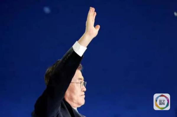 目前民調(diào)領(lǐng)先的共同民主黨候選人文在寅方面當(dāng)天上午表示，強(qiáng)行在星州部署“薩德”的做法“無(wú)視國(guó)民意愿和程序”，實(shí)際上切斷了下屆政府針對(duì)“薩德”相關(guān)政策的判斷余地。