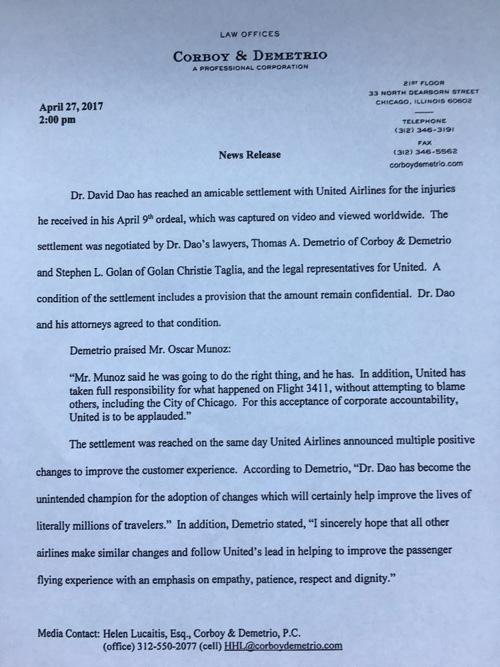 當(dāng)?shù)貢r(shí)間4月27日14點(diǎn)（北京時(shí)間28日凌晨3點(diǎn)），負(fù)責(zé)代理美聯(lián)航暴力拖拽乘客下飛機(jī)一案的律師德梅特里奧給包括央視記者在內(nèi)的媒體發(fā)來郵件，稱美聯(lián)航已與遭暴力拖拽下飛機(jī)的乘客David Dao達(dá)成和解協(xié)議。但作為條件之一，協(xié)議的具體內(nèi)容和涉及的金額保密。