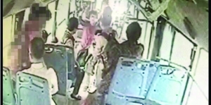 女司機(jī)路見不平一聲吼，小女孩方才脫身 視頻截圖