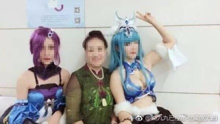 （網(wǎng)友發(fā)出的凝黛與阿姨的合影 圖片來自網(wǎng)絡）