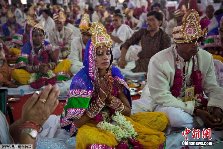 當(dāng)?shù)貢r(shí)間2014年6月15日,印度新德里,印度政府為數(shù)百對(duì)貧困新人舉辦集體婚禮。