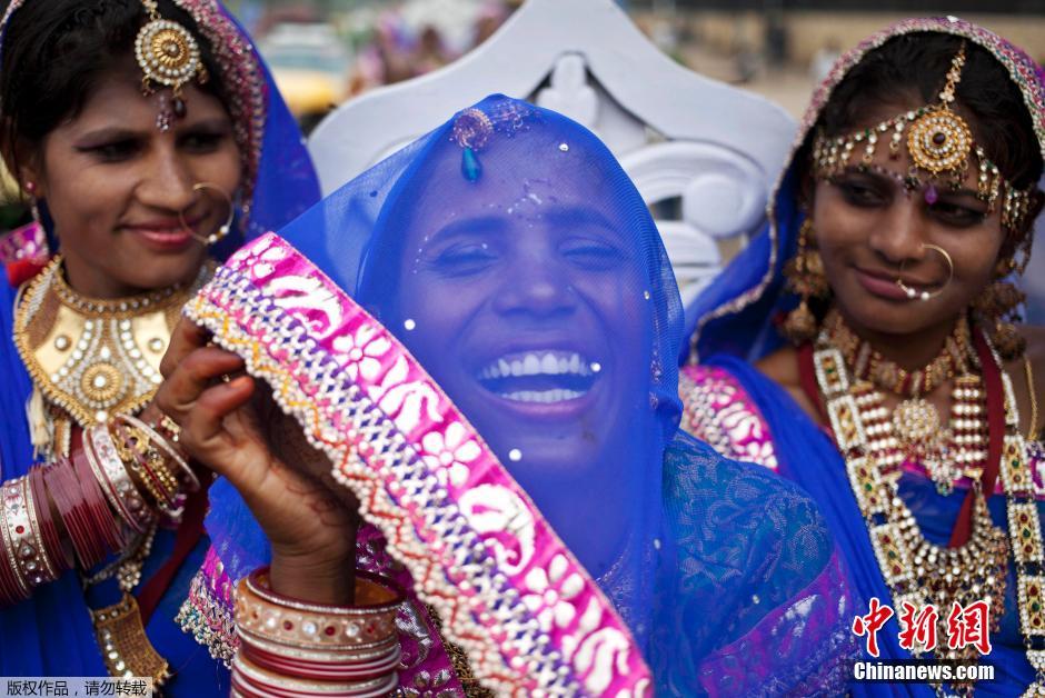 當(dāng)?shù)貢r(shí)間2014年6月15日,印度新德里,印度政府為數(shù)百對(duì)貧困新人舉辦集體婚禮。