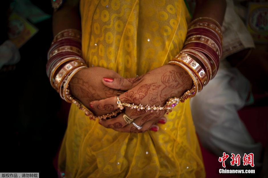 當(dāng)?shù)貢r(shí)間2014年6月15日,印度新德里,印度政府為數(shù)百對(duì)貧困新人舉辦集體婚禮。