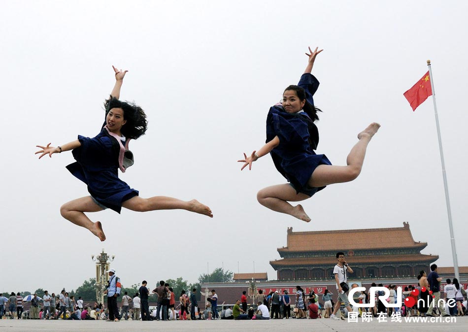 幾名打?qū)W生天安門廣場(chǎng)創(chuàng)意留影。圖片來(lái)源：金聞/CFP