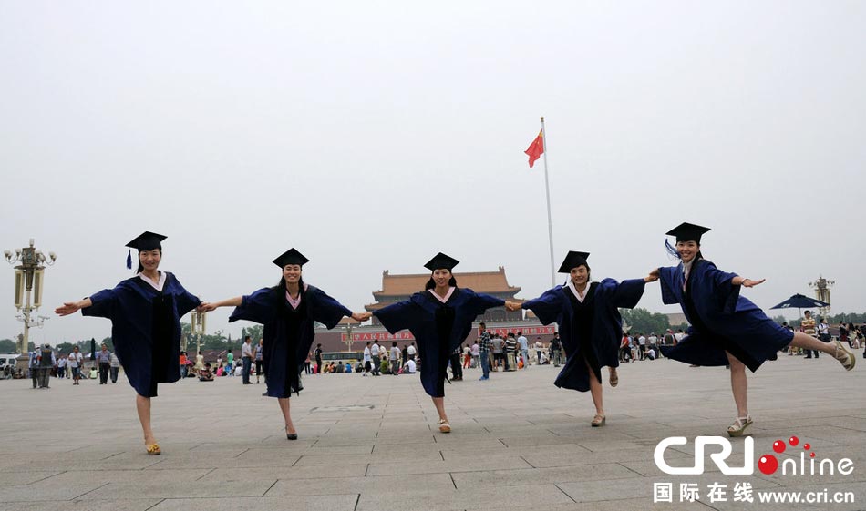 幾名打?qū)W生天安門廣場(chǎng)創(chuàng)意留影。圖片來(lái)源：金聞/CFP