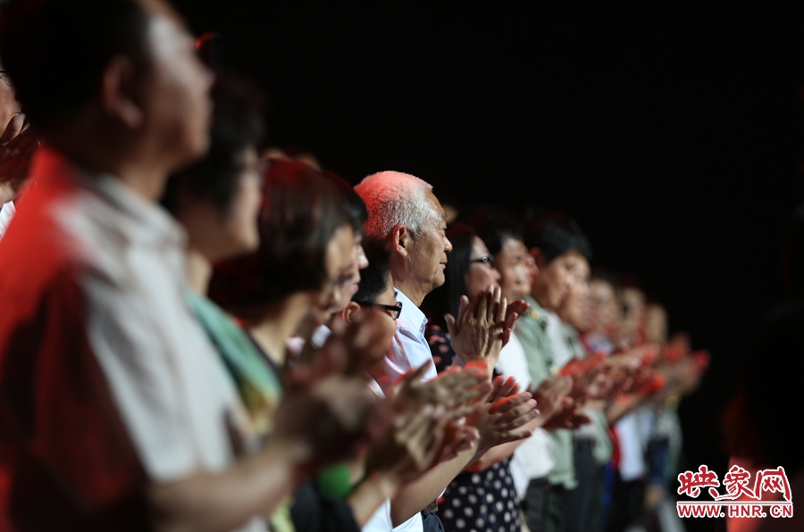 中央電視臺“時代楷模”發(fā)布廳，觀眾起立為“編外雷鋒團”鼓掌。