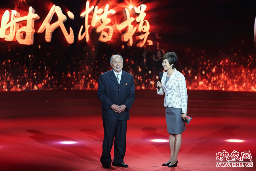 河南鄧州“編外雷鋒團”團長，在“時代楷?！卑l(fā)布廳接受敬一丹訪問。