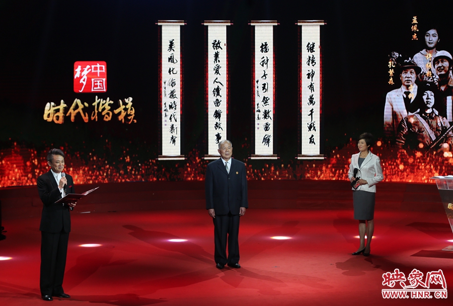 朗誦者現(xiàn)場朗誦贊河南鄧州“編外雷鋒團”的楹聯(lián)。