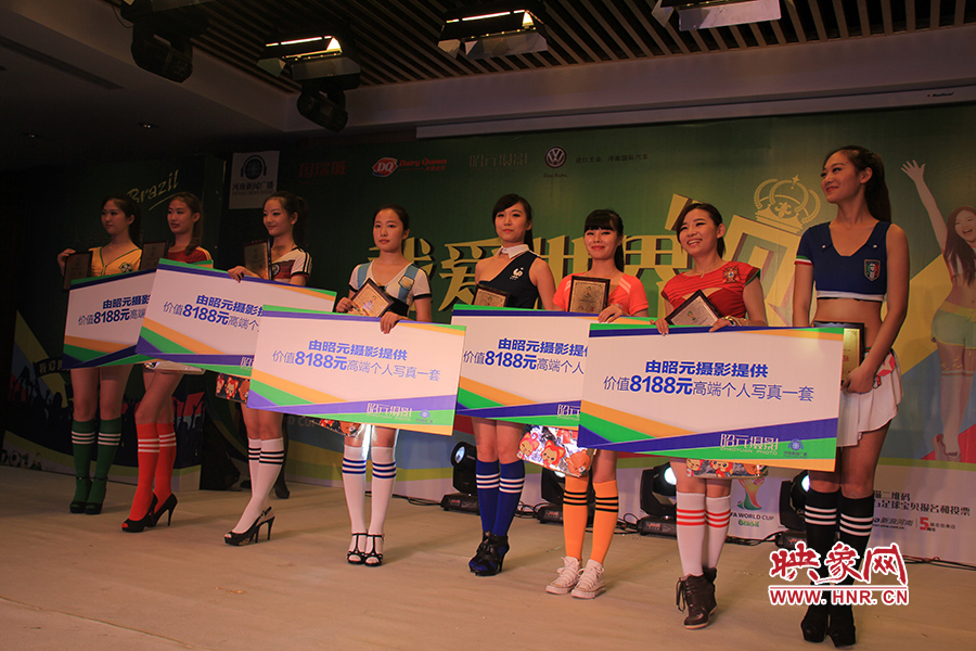 18位足球佳麗通過自我列紹、旗袍走秀、球衣展示三輪比拼，最終8位選手成功勝出。