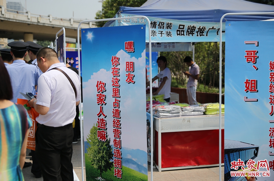 你在這里占道經(jīng)營(yíng)“你家人造（知道）嘛？”