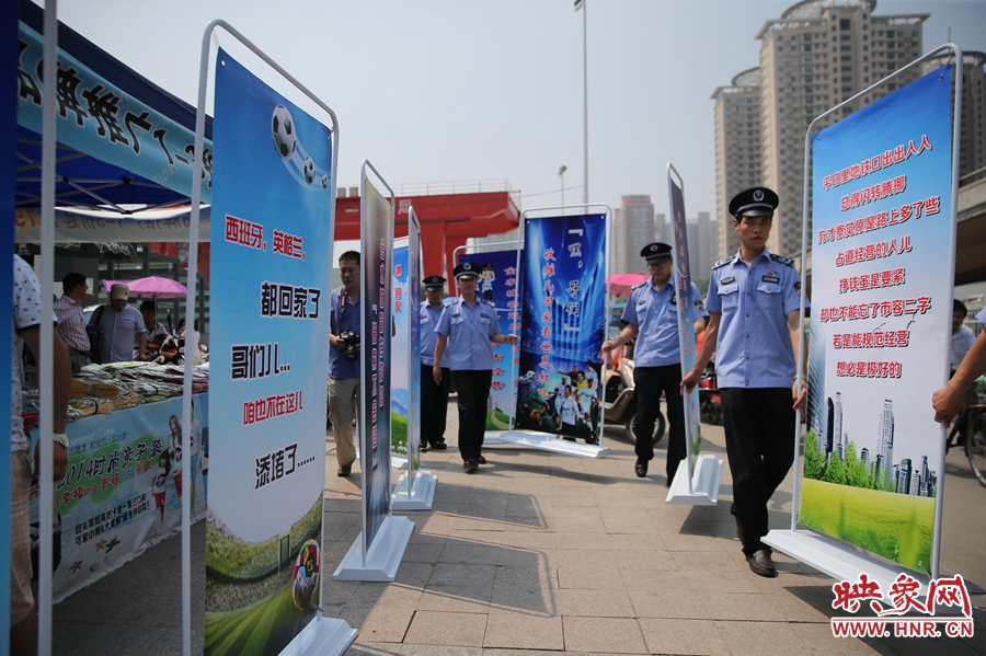 “平日里地鐵口出出入入，總得閃轉(zhuǎn)騰挪......”