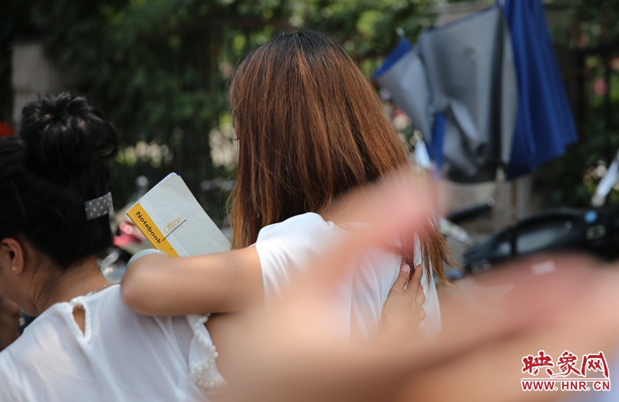 兩名看守?cái)偽坏呐⒁娪浾吲恼针x開現(xiàn)場(chǎng)。