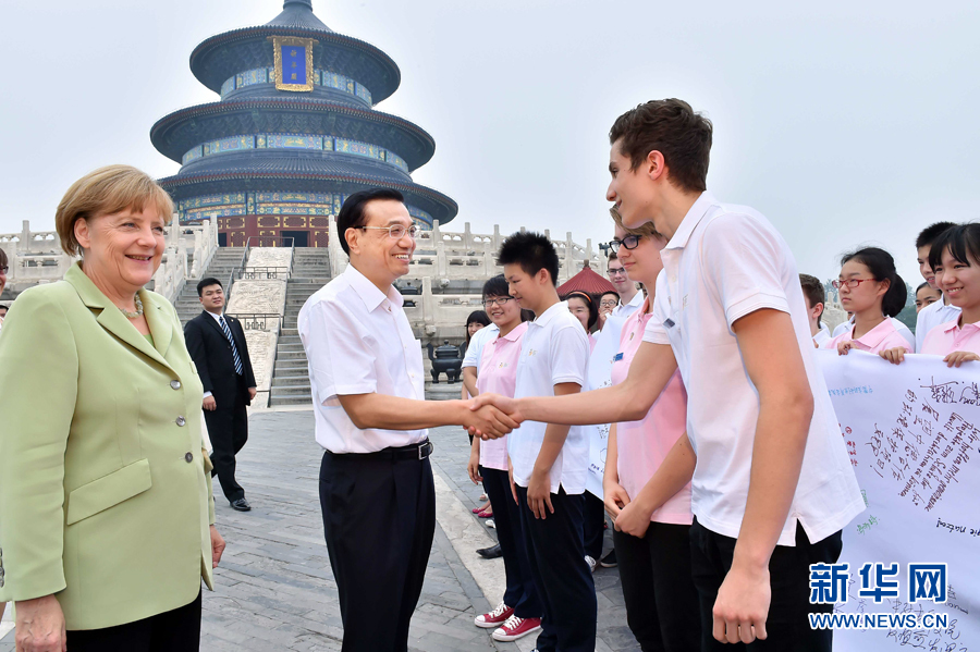 李克強(qiáng)同默克爾與青少年代表親切交流。