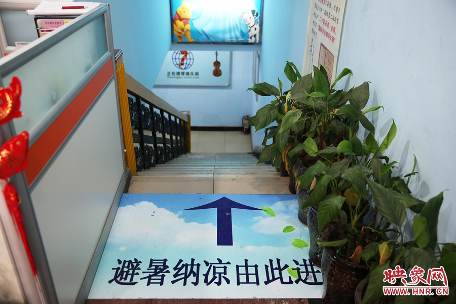 金水區(qū)人防（珠江琴行）納涼點入口處的明顯標識。