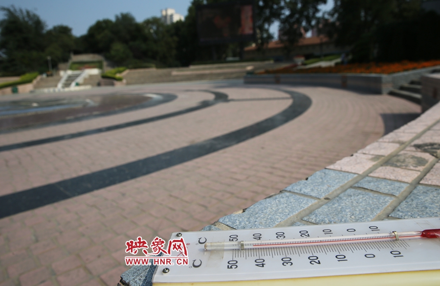 7月8日下午15時46分，紫荊山公園地表溫度為42度（溫度計放置地面測量），比人防納涼處高17度。