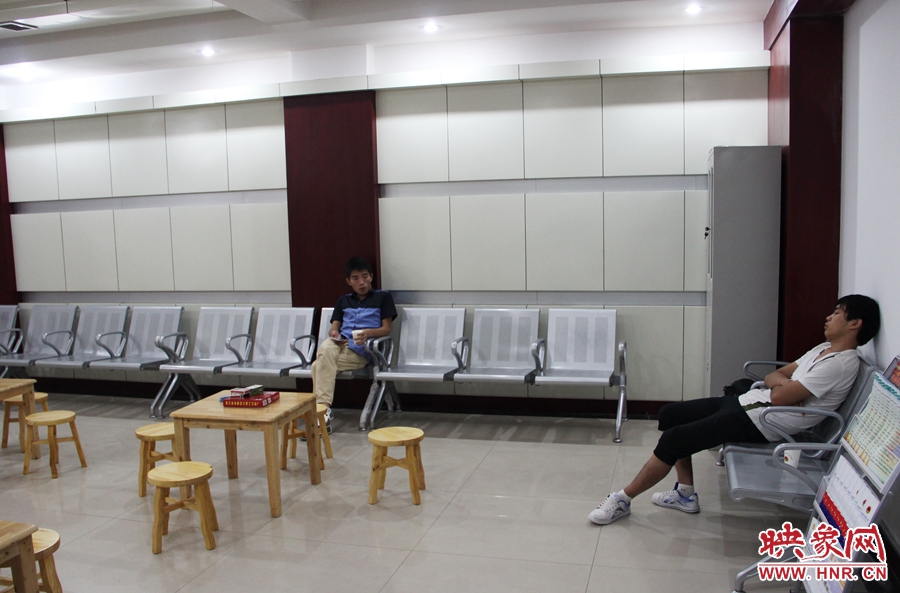 中原區(qū)人防納涼場所（桐柏路與中原路交叉口），市民在22度的室內(nèi)休息，并配有棋牌和飲用水。