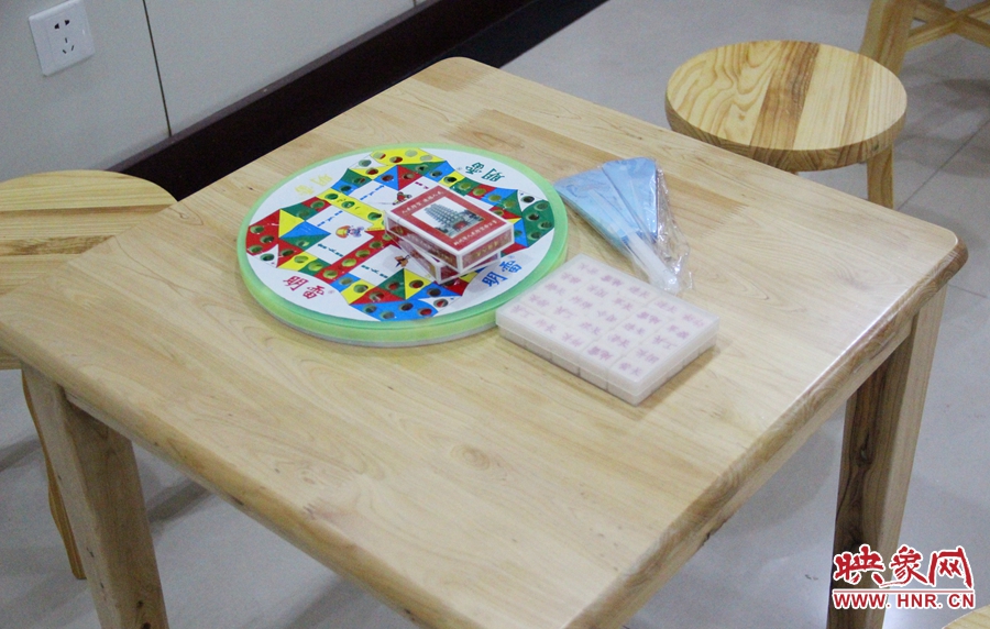 中原區(qū)人防納涼場所（桐柏路與中原路交叉口）內(nèi)配備的棋牌和扇子。