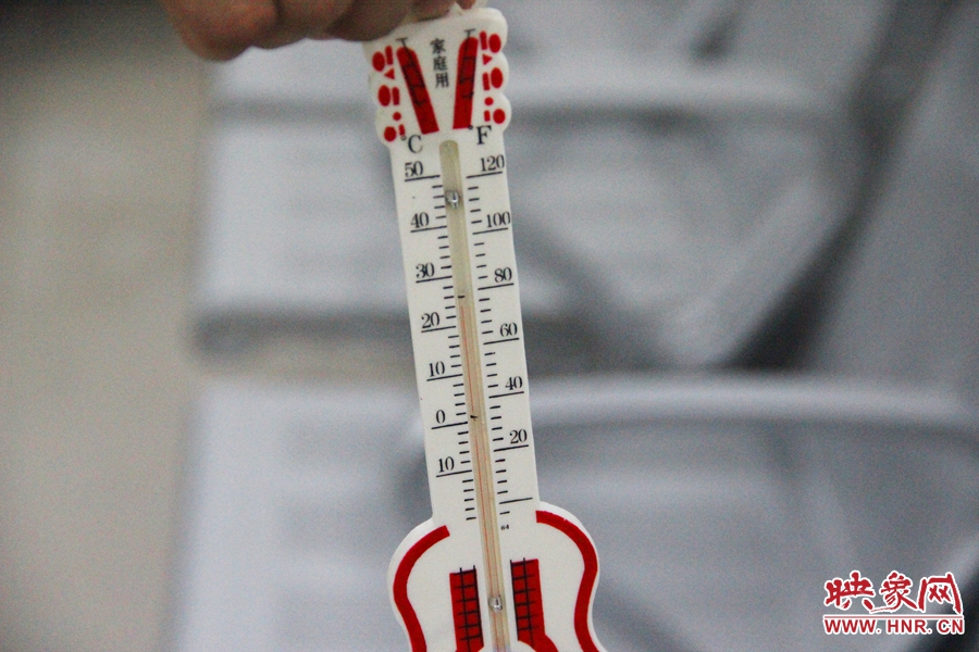 中原區(qū)人防納涼場所（桐柏路與中原路交叉口），室內(nèi)溫度達24度，相比中原區(qū)室外溫度低14度。